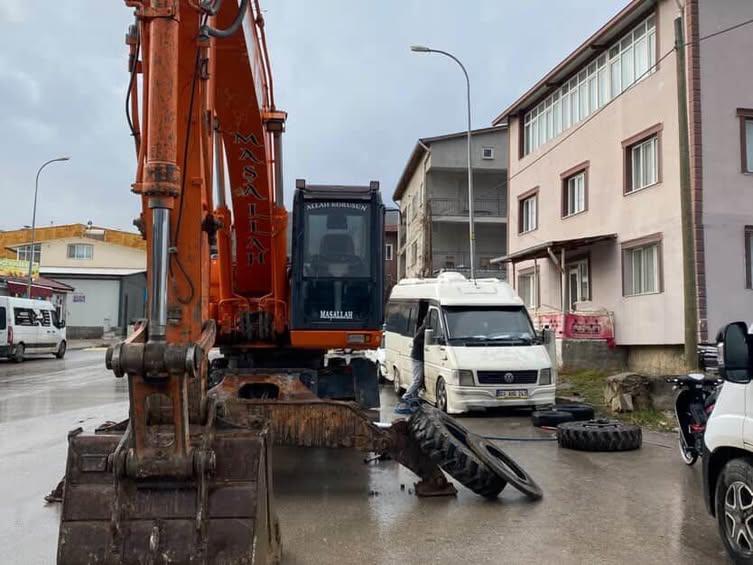 İş Makinesi Kepçe Lastik Servisi